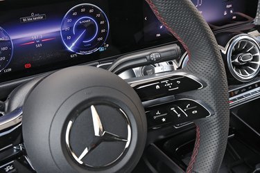 Fra rattet styres til højre musik, telefon og skærmen til højre, og til venstre styres fartpilot og skærmen til venstre. Bag rattet er gearvælgeren håndrigtigt placeret.