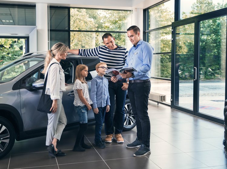 Billede af familie hos bilforhandler.