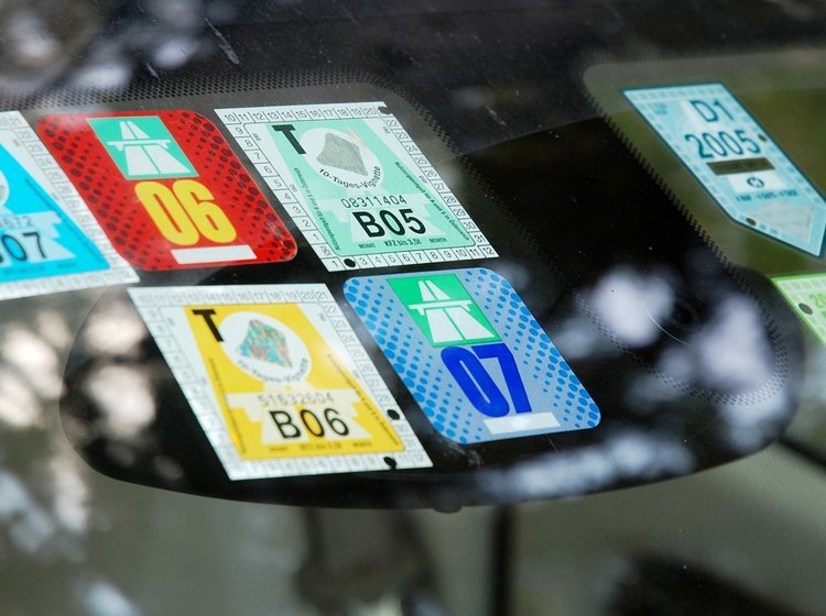 Vignetter monteret i forruden på en bil.