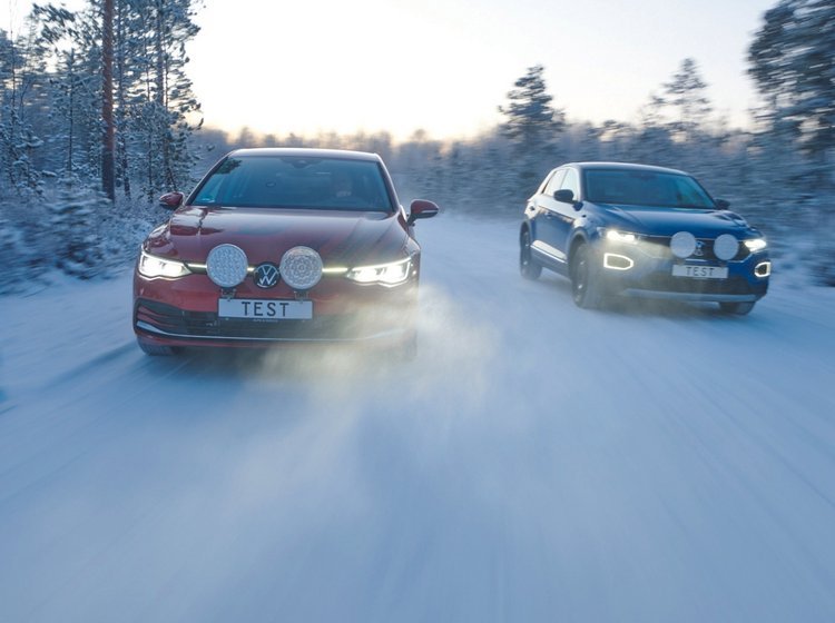 Testbiler på snedækket vej