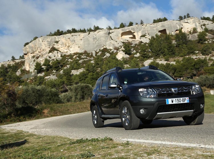 Dacia Dusters nye forlygter og ny kølergrill er det vellykkede og giver bilen kant i forhold til forgængeren.