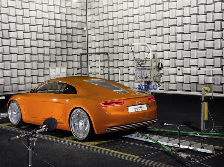 En Audi e-tron sportsvogn testes i Audis nye elbilcenter i Tyskland.