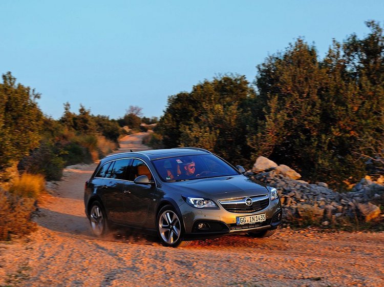 Opel Insignia Country Tourer kombinerer personbilens komfort med firehjulstrækkernes fremkommelighed.