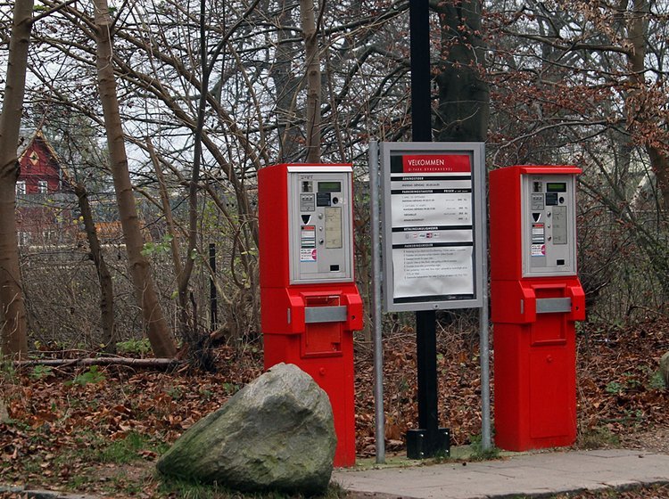Betalingsautomater i naturen. Her Dyrehaven i Klampenborg.