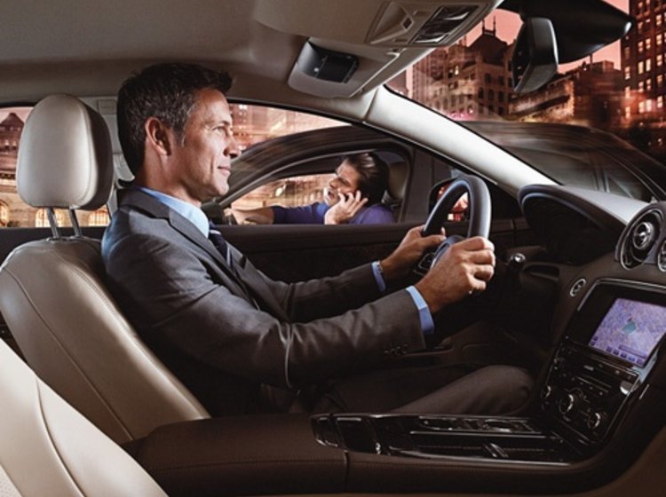 Stadig flere danske bilister tages for at tale håndholdt mobil, mens de kører bil.