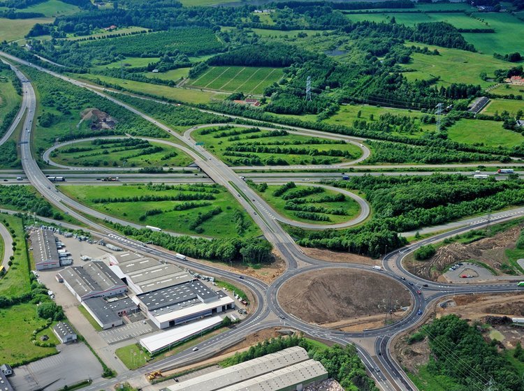 Den nye rundkørsel, der er en kraftig udvidelse af den gamle, ligger lige ved motorvejskryds Kolding V.