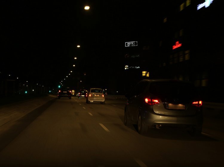 FDM vil i ny kampagne minde bilisterne om, at de skal tjekke, hvordan lyset virker på deres bil. 