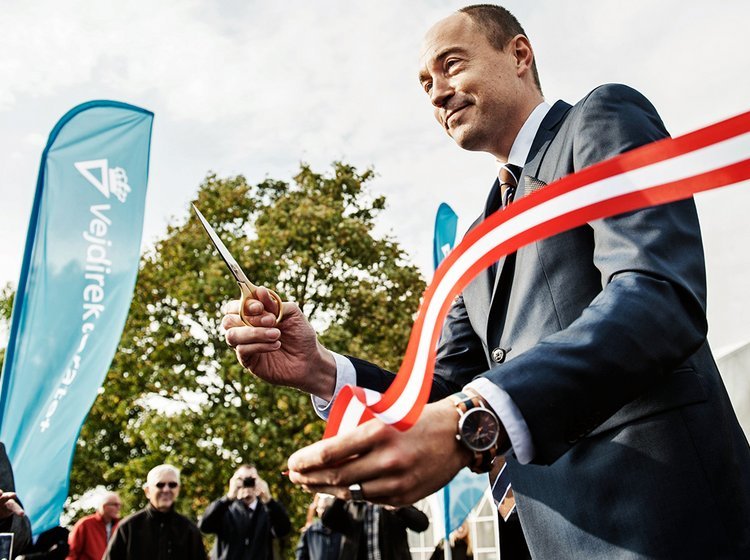 Transportminister Magnus Heunicke klippede symbolsk snoren ved samkørselspladsen ved Skovsvinget.