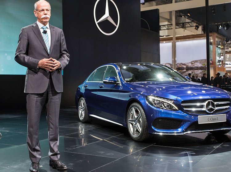 Daimler-chef Dieter Zetche præsenterede selv den forlængede C-klasse i Beijing.