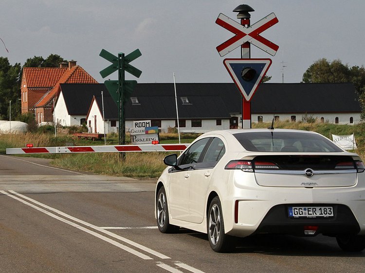 Bommen er stort set gået ned for Opel Ampera i Danmark, selv om den nu bliver billigere end ventet. Men den er stadig kostbar.