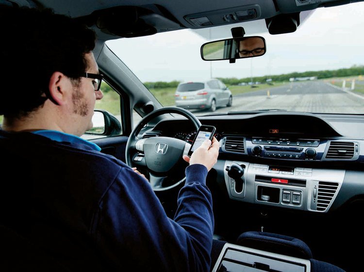 Brug af håndholdt mobiltelefon bag rattet er en farlig uvane. Kør bil når du kører bil, lyder rådet fra FDM