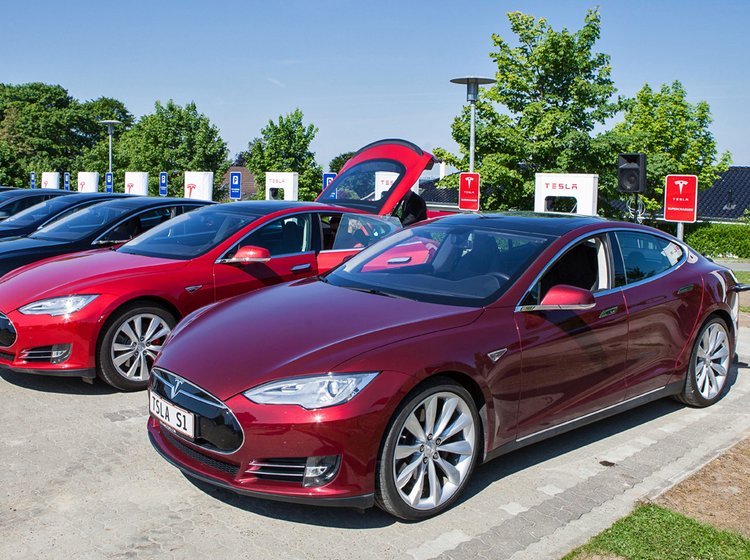 Ladestationen i Middelfart kan oplade otte Tesla S ad gangen.