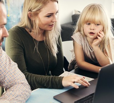 Familie sidder foran computer