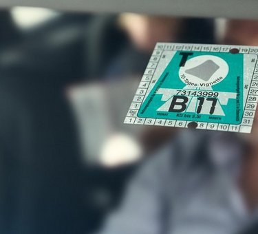 Vignette i forrude af bil