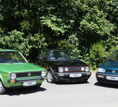 Eksemplarer af de 3 første Golf-generationer parkeret ved siden af hinanden