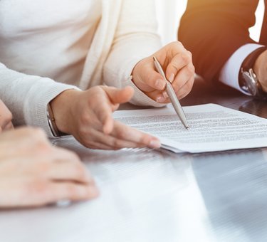 Personer gennemgår dokument