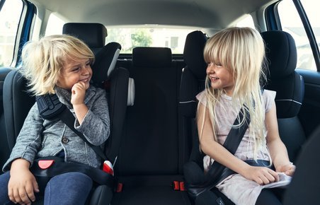 Tablets, mad og drikke, underholdning og hovedstøtter. Hvad har børn brug for på bagsædet?