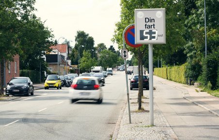 Vej i byzone med registrering af bilisternes fart.