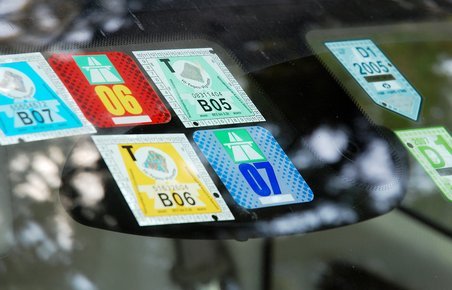 Vignetter monteret i forruden på en bil.