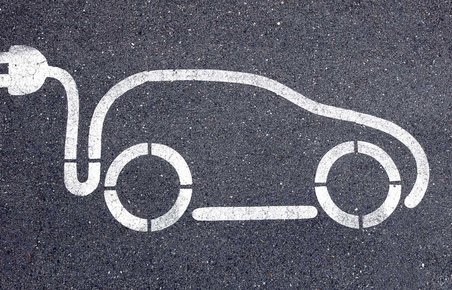 Symbol på elbil på asfalt. 