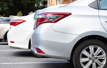 Parkerede biler på parkeringsplads.