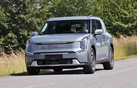 Kia EV9 set forfra, mens den kører på en vej