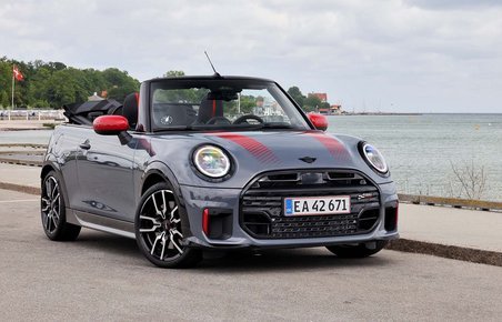 Mini Cabrio set forfra, mens den holder ved havet