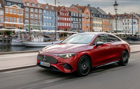 Mercedes CLA kører langs Nyhavn i København