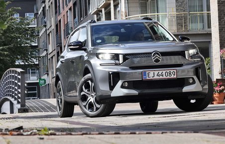 Citroën ë-C3 Aircross set forfra, mens den holder i byrum