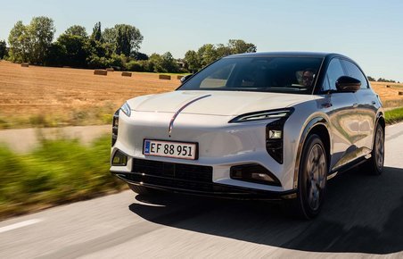 Hongqi EHS7 set forfra, mens den kører langs en mark