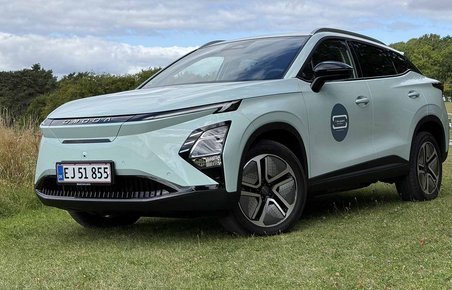 Omoda 5 EV holder på en græsplæne ved campingplads