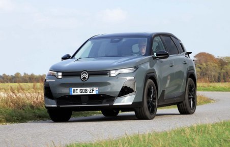Citroën ë-C5 Aircross set forfra, mens bilen kører ud af et sving