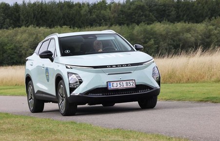Omoda 5 EV set forfra, mens den kører på en landevej