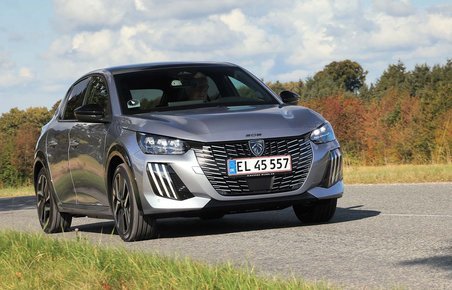 Peugeot E-208 set forfra, mens den kører på en landevej