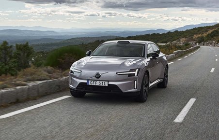 Volvo ES90 kører på bjergvej