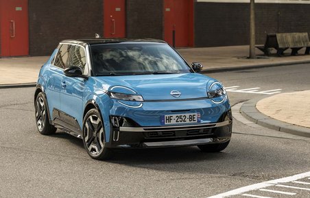 Nissan Micra set forfra, mens den kører gennem et sving