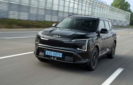 Kia EV5 set forfra, mens den kører på motorvej