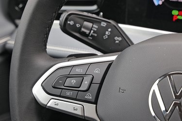 VW har bedyret, at deres kommende modeller alle får fysiske knapper på rattet. Det har den nyeste generation af Passat, og det er nemmere at finde frem til den funktion, man søger, så det ikke flytter opmærksomheden væk fra trafikken. 